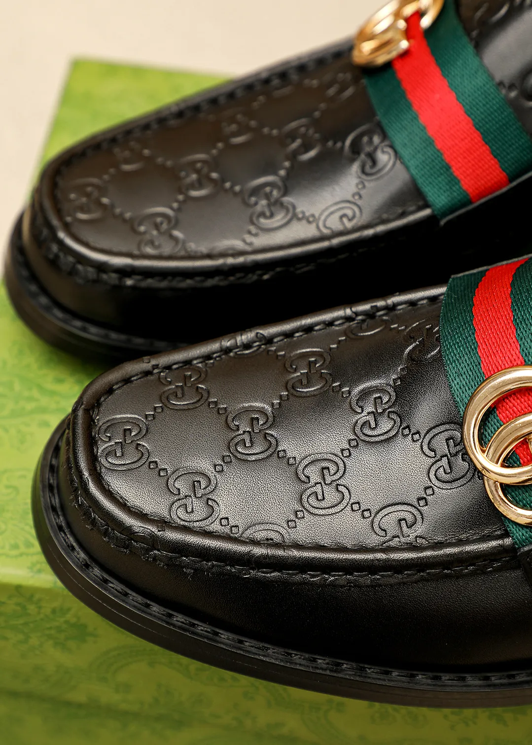 Men's shoes 💰480 💐 Product trademark: GUCCI "Gucci" casual leather shoes Regular size: 38-44 (45.46🉑️customized) Product materials: Selected imported first-layer calfskin embossed upper + luxury hardware buckle, imported water-dyed cowhide leather lining. Strong three-dimensional visual effect, original outsole color: 2 colors available